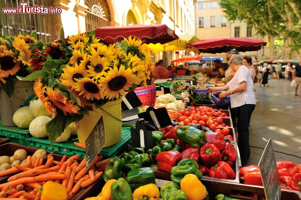 Immagine Aix-en-Provence (Francia) è conosciuta per le sue cento fontane, ma anche per i numerosi mercati che si svolgono nelle sue strade - foto © Rgis Cintas Flores