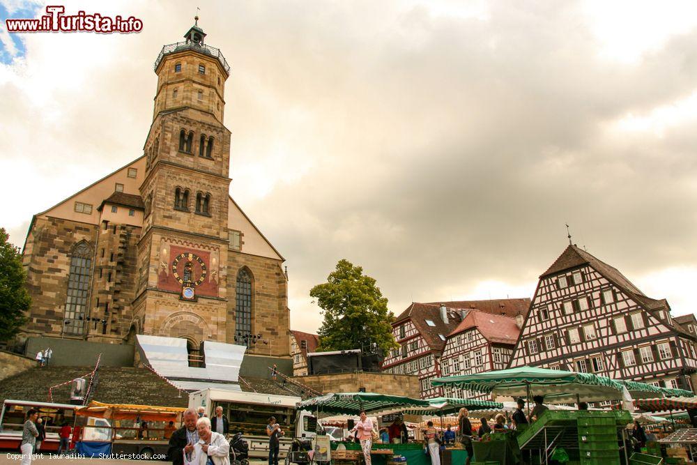 Immagine Mercato all'aperto nel centro storico di Donauworth, Germania, in una giornata con il cielo nuvoloso - © lauradibi / Shutterstock.com