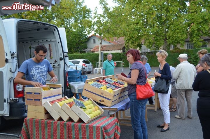 Immagine Il Mercato biologico di Pernes les Fontaines. Il borgo provenzale è noto anche per il suo mercato del tartufo, che si svolge da ottobre a marzo