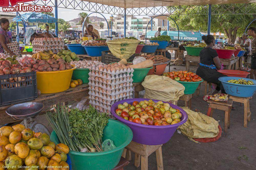 Immagine Il Mercato da Estrela è il più frequentato della città di Mindelo, capoluogo dell'isola di Sao Vicente, Capo Verde - © Salvador Aznar / Shutterstock.com