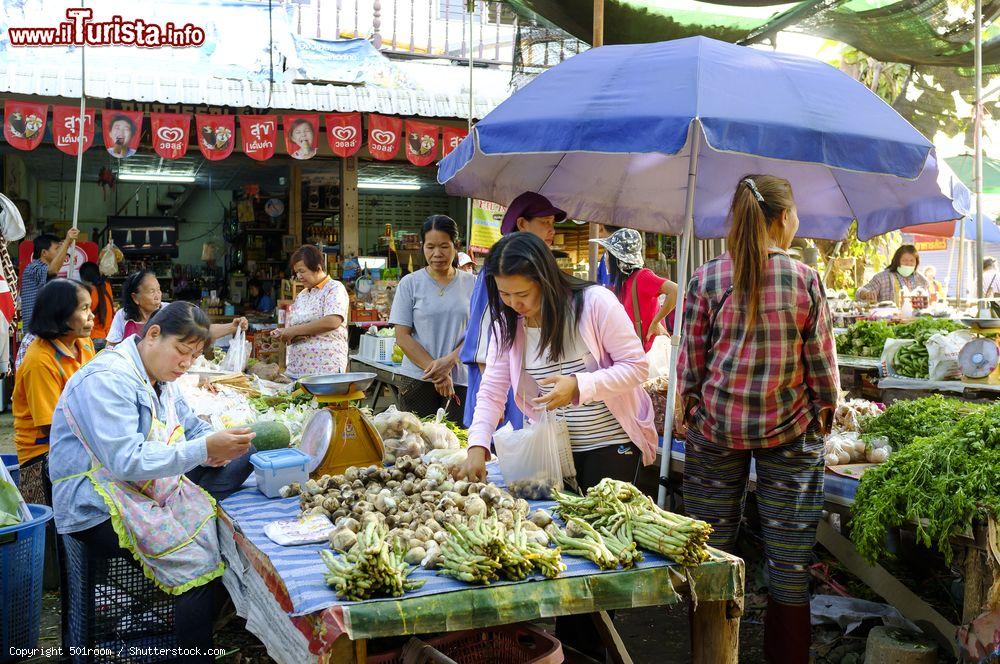 Immagine Il mercato degli abitanti locali in una strada di Lamphun, Thailandia. Ogni giorno ci si reca al mercato per acquistare prodotti freschi da cucinare - © 501room / Shutterstock.com