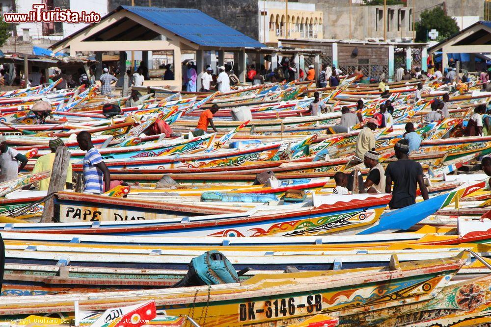 Immagine Il mercato del pesce di Soumbedioune a Dakar, Senegal. A renderlo così caratteristico sono le tradizionali barche da pesca in legno colorate - © Giuliano Del Moretto / Shutterstock.com