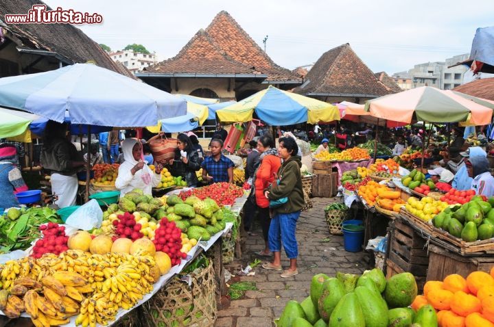 Immagine Il mercato di Analakely ad Antananarivo (Madagascar) con i suoi splendidi colori e i buonissimi prodotti della terra - foto © ronemmons / Shutterstock.com