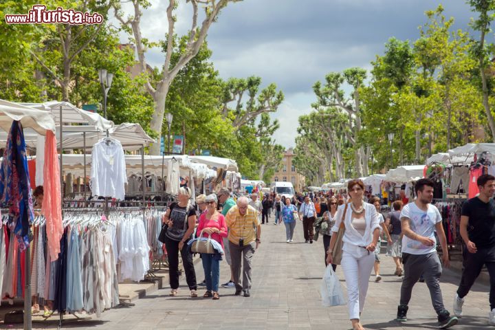 Immagine Mercato di Cours Mirabeau ad Aix-en-Provence, Francia - Bancarelle al mercato ospitato in corso Mirabeau © Julia Kuznetsova / Shutterstock.com