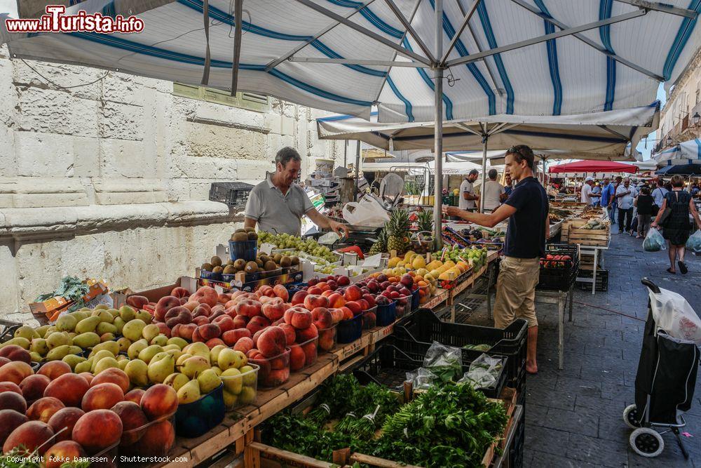 Immagine Mercato di frutta e verdura nel centro di Siracusa, Sicilia - © fokke baarssen / Shutterstock.com