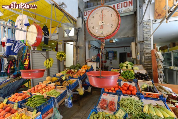 Immagine Mercato di Heraklion, Creta - Da non perdere durante la visita della città di Heraklion è il mercato del sabato, un variopinto chilometro di bancarelle che straripano di frutta, verdura, miele e formaggio © astudio / Shutterstock.com