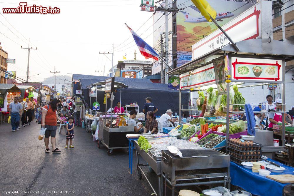 Immagine Mercato di strada nel distretto di Hua Hin, provincia di Prachuap Khiri Khan (Thailandia): bancarelle di frutta verdura e food street  - © Stasis Photo / Shutterstock.com