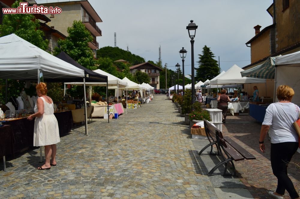 Immagine Mercato nel centro storico di Roncola San Bernarso, Lombardia