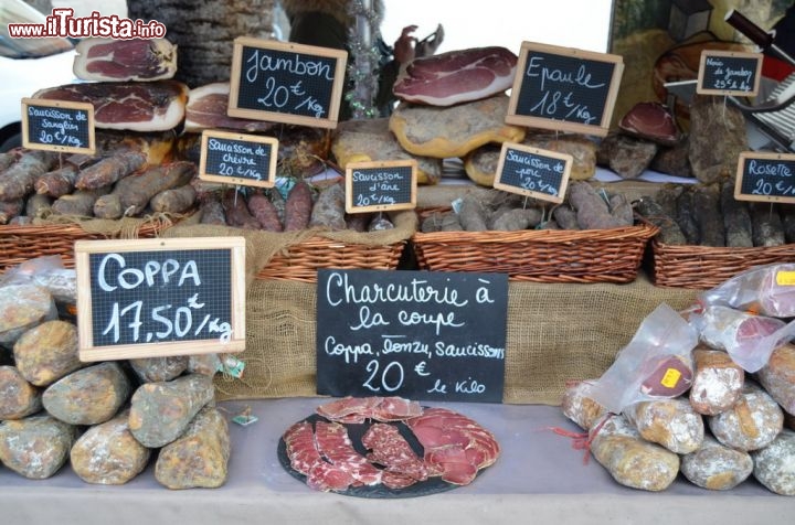 Immagine La charcuterie corsa al mercato ambulante di piazza Foch, Ajaccio