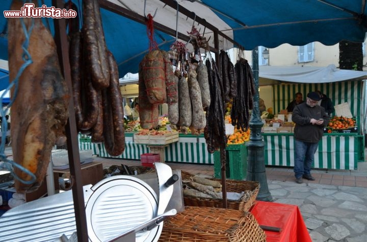 Immagine Figatelli, insaccati tipici corsi, al mercato ambulante di piazza Foch, Ajaccio