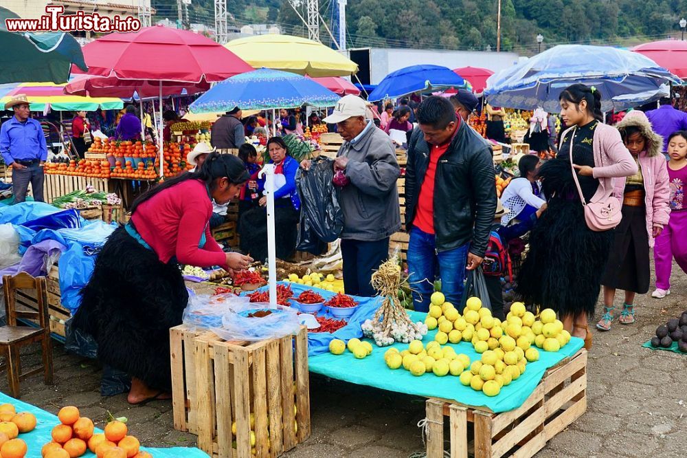 Immagine Il mercato con i prodotti della terra nella piazza di San Juan Chamula in Chiapas, Messico.