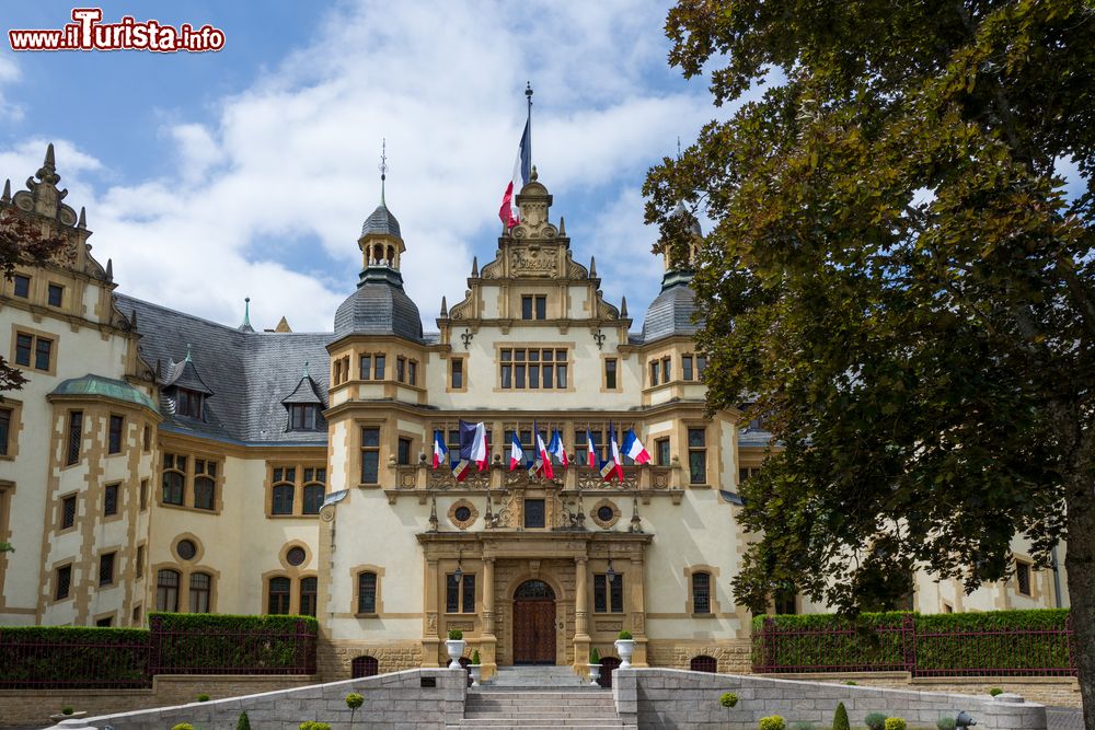 Immagine Metz, Francia: palazzo in stile neoclassico con bandiere al balcone.