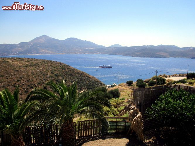 Immagine Milos, Isole Cicladi, Grecia: l'isola di Milos si puùò raggiungere in aerueo facendo scalo ad Atene oppure in traghetto, partendo dal porto del Pireo o da un'altra isola dell'arcipelago delle Cicladi.