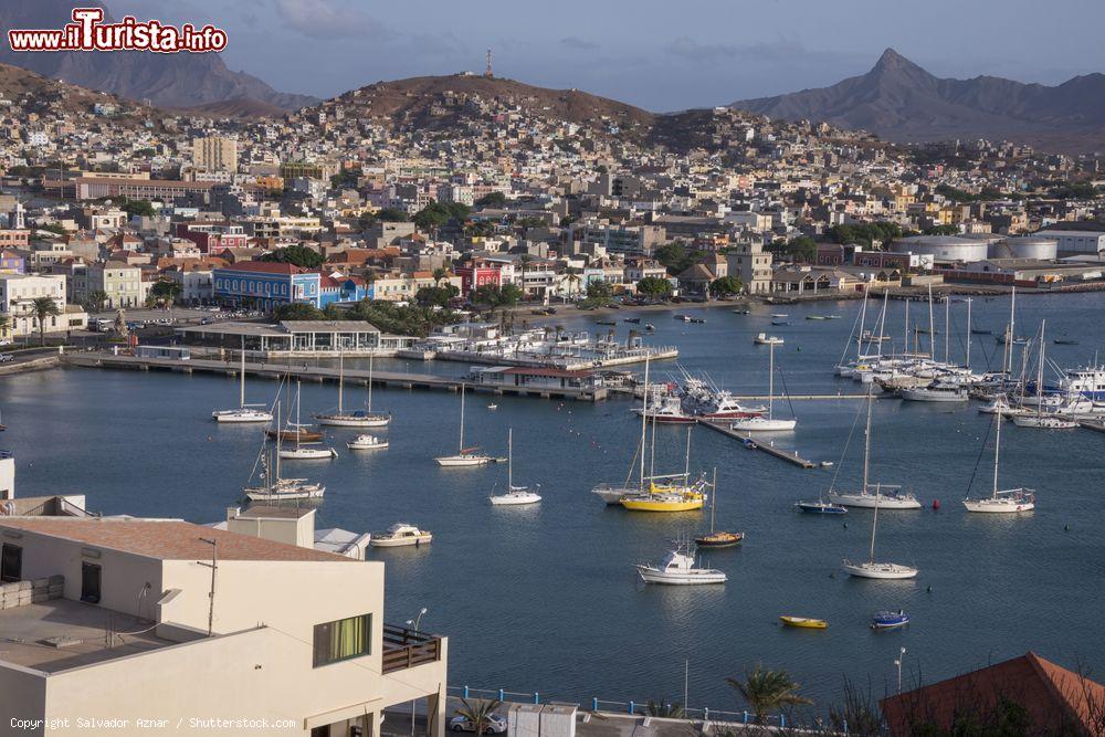 Immagine Mindelo è la seconda città dell'arcipelago di Capo Verde per dimensioni e la più cosmopolita del paese - © Salvador Aznar / Shutterstock.com