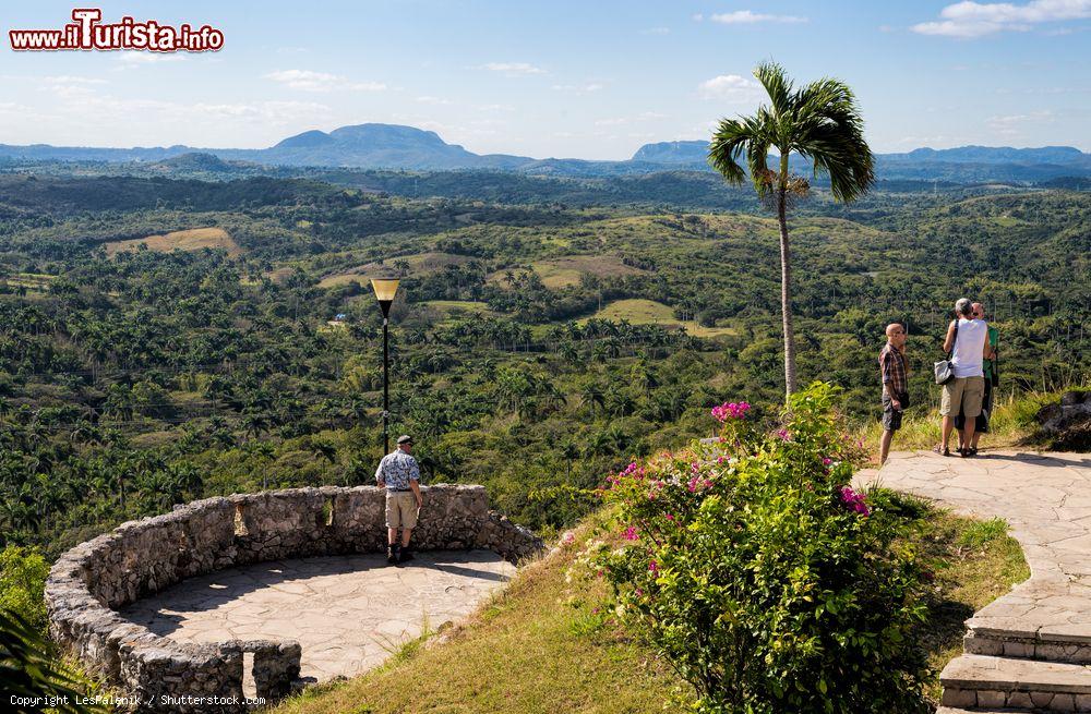 Immagine Un gruppo di turisti sul Mirador de Bacunayagua che domina la Valle de Yumurì a Matanzas, Cuba - © LesPalenik / Shutterstock.com