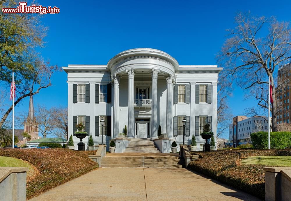 Immagine Mississippi Governor's Mansion a Jackson, Stati Uniti d'America. Occupato per la prima volta nel 1842, questo elegante edificio rappresenta anche la seconda più antica dimora del governatore negli Stati Uniti. E' stata progettata dall'architetto William Nichols che ha realizzato l'edificio in stile revival greco.