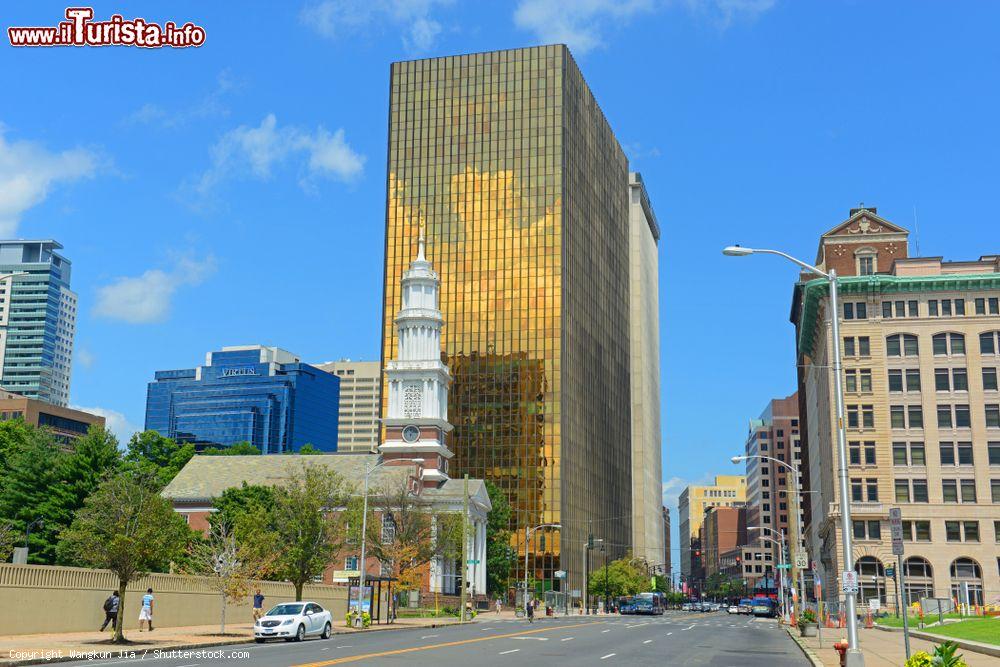 Immagine Moderna skyline di Hartford, Connecticut (USA) con la First Church Of Christ e il Gold Building. Con la sua facciata in vetro dorato scintillante, il Gold Building è una torre di 26 piani completata da un garage a 8 piani - © Wangkun Jia / Shutterstock.com