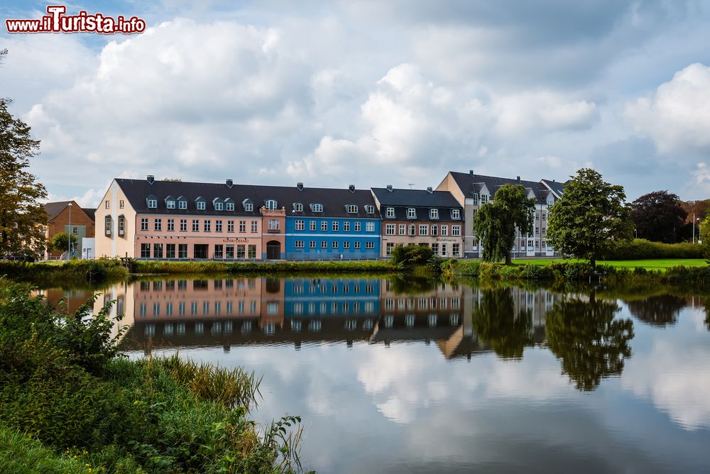 Immagine Moderne abitazioni scandinave a Hillerod, Danimarca. Le case colorate si riflettono nelle acque di un canale nei pressi della capitale danese.