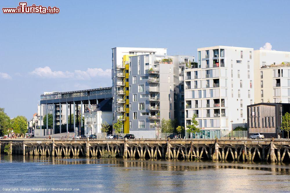 Immagine Moderni appartamenti sul lungofiume della città di Nantes, Francia - © Olesya Tseytlin / Shutterstock.com