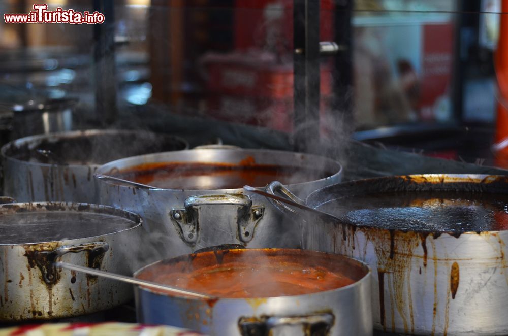 Immagine Pentole dove si sta preparando il mole, una specialità della cucina di Oaxaca, Messico.