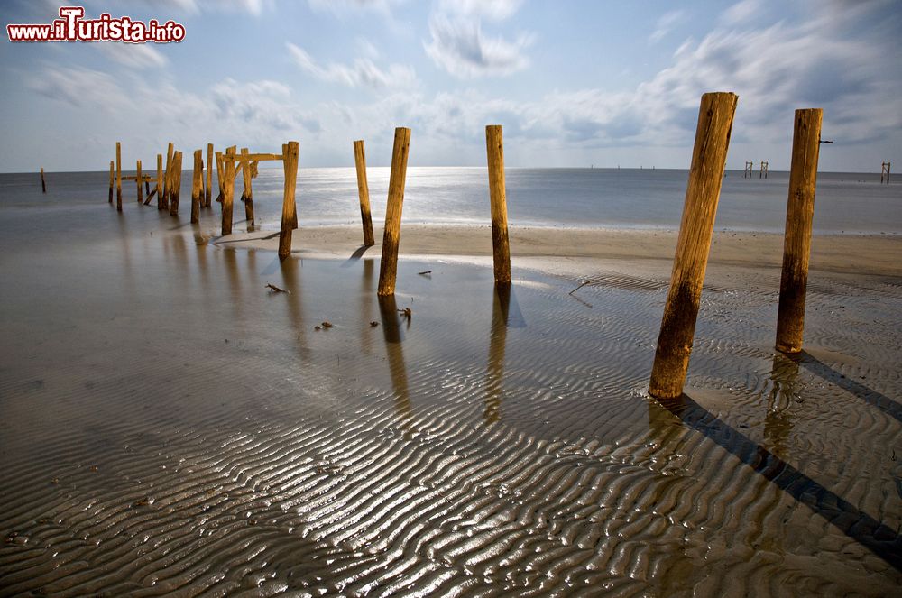 Immagine Moli spezzati dopo l'uragano Katrina sulla spiaggia di Biloxi, Mississipi, Stati Uniti. Dopo il passaggio di Katrina, il 90% degli edifici di Biloxi e della vicina Gulfport risultava distrutto.