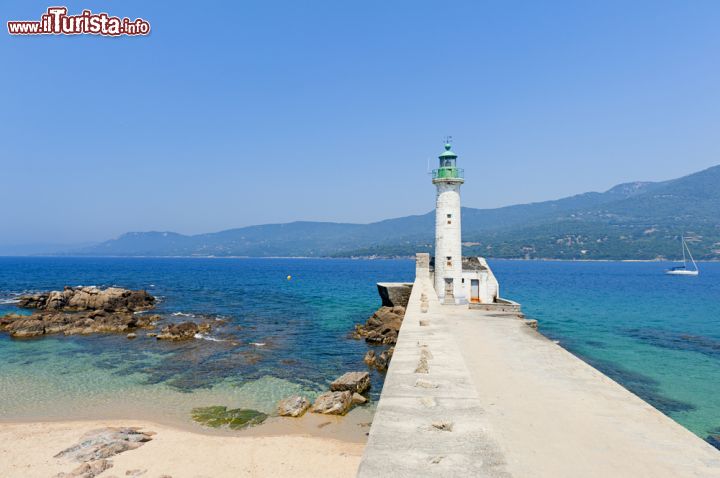 Immagine Molo e faro di Propriano, Corsica. Bianco e con la cima verde, domina il porticciolo cittadino  - © Allard One / Shutterstock.com