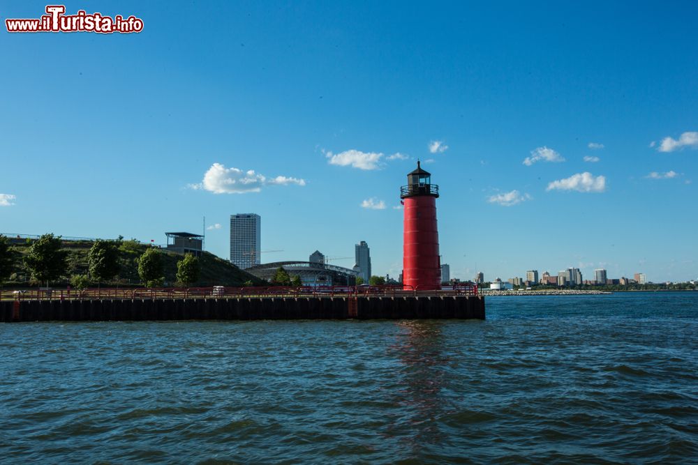 Immagine Molo e faro rosso nell'area portuale di Milwaukee, Wisconsin (USA).