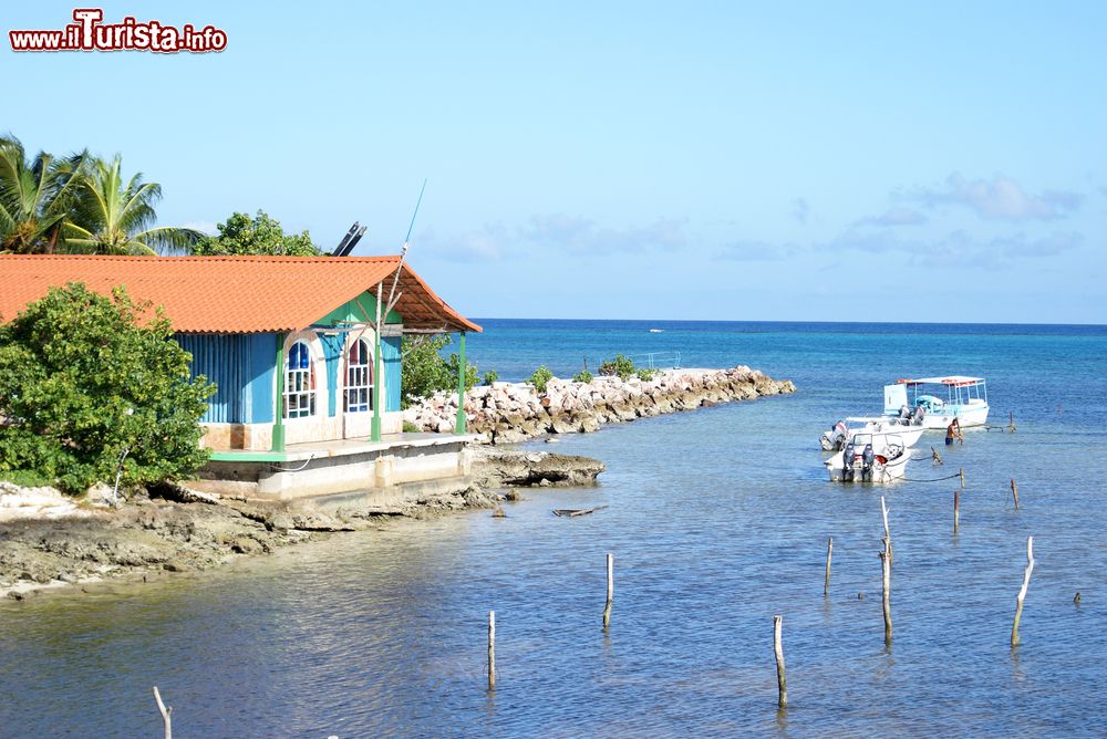 Immagine Molo dei pescatori presso Guardalavaca (Cuba). Siamo sulla costa dell'Oceano Atlantico, nella provincia di Holguìn.