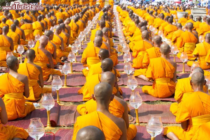 Immagine Monaci buddhisti pregano a Chiang Rai, Thailandia - © Sukpaiboonwat / Shutterstock.com