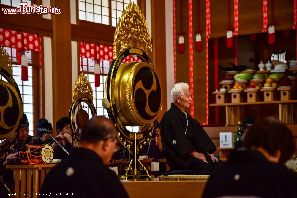Immagine Monaci in preghiera nella chiesa di Tenrikyo nella prefettura di Nara, Giappone - © Serkant Hekimci / Shutterstock.com
