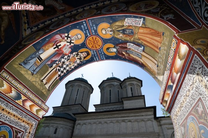 Immagine Il monastero Radu Voda di Bucarest risale alla seconda metà del Cinquecento ma è stato restaurato più volte. Affreschi coloratissimi decorano l'interno del corpo centrale e della torre campanaria (vedi foto) © ollirg / Shutterstock.com