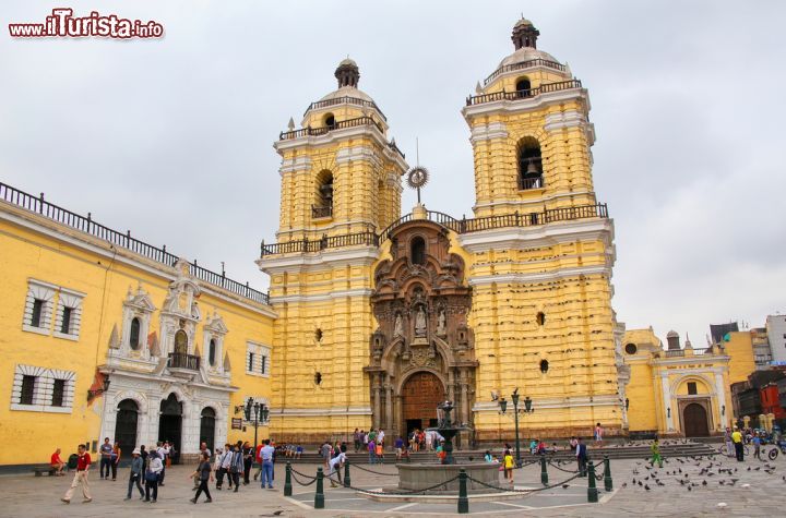 Immagine Lima, Perù: la facciata del Monastero di San Francisco, all'angolo tra le vie Lampa e Ancash, dove si può distinguere la splendida cupola in stile moresco - foto © Don Mammoser