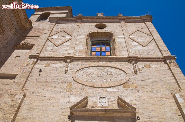 Immagine Monastero di San Francesco dei Conventuali a San Severo, Puglia - il grande monastero dei francescani, collegato alla chiesa, è considerato di particolare pregio per i suoi interni, in cui sono custoditi veri e proprio tesori artistici, quali dei bellissimi dipinti seicenteschi e settecenteschi. Attualmente il monastero è sede della Biblioteca Comunale e del Museo Civico. - © Mi.Ti. / Shutterstock.com