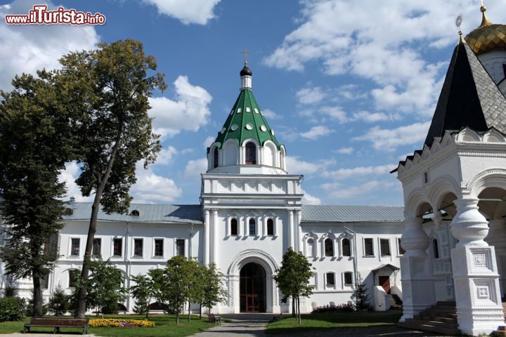 Immagine Monastero maschile situato sulla riva del Kostroma, l'edificio religioso noto come Ipatiev fu fondato nel 1330 da un tartaro convertito, il principe Chet. La maggior parte delle costruzioni di questo monastero sono datate a partire da XVI° e XVII° secolo. Dopo la Rivoluzione d'Ottobre nel 1917 venne abbandonato e trasformato in museo. Le autorità cittadine decisero allora di restaurarlo e di restituirlo alla chiesa ortodossa russa nonostante le opposizioni della dirigenza  museale locale - © mrivserg / Shutterstock.com