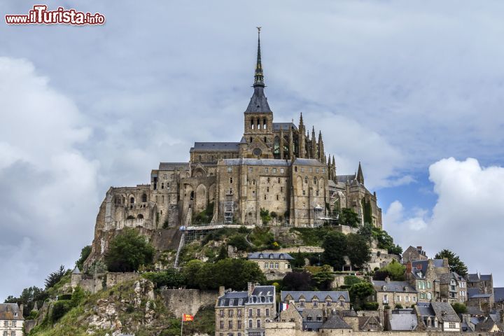 Immagine Il monastero dell'isola di Mont-Saint-Michel, Normandia, Francia. Il complesso religioso fu edificato a partire dal X° secolo con diversi stili che si sono sovrapposti: carolingio, romanico, gotico e gotico fiammeggiante - © Kiev.Victor / Shutterstock.com