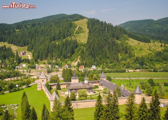 Immagine Uno dei più famosi monasteri ortodossi della Romania è quello di Sucevita, nella regione storica della Bucovina - foto © Alxcrs / Shutterstock.com