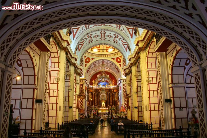 Immagine L'interno del Monastero di San Francisco a Lima (Perù). L'edificio si trova nel centro storico della capitale peruviana e con esso è parte del Patrimonio Mondiale dell'Umanitù dichiarato dall'UNESCO nel 1991 - foto © Don Mammoser