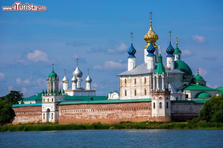 Immagine Monastero Spaso Yakovlevsky a Rostov Velikij, Russia - Situato alla periferia della città, sulla sponda del lago Nero, il suggestivo monastero maschile di Spaso Yakovlevsky è uno dei complessi religiosi più importanti di Rostov. Al suo interno, mantenuto in perfetto ordine grazie ai monaci, gli uomini devono togliersi il cappello mentre le donne devono coprirsi il capo con un foulard. Non si possono inoltre tenere le mani in tasca e dare le spalle all'altare © Kotomiti Okuma / Shutterstock.com