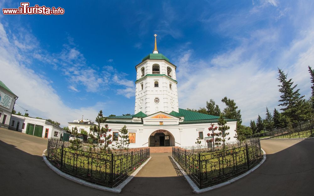 Immagine Il Monastero Znamensky si trova leggermente fuori dal centro di Irkutsk, vicino alla confluenza del fiume Ushakovka con l’Angara.