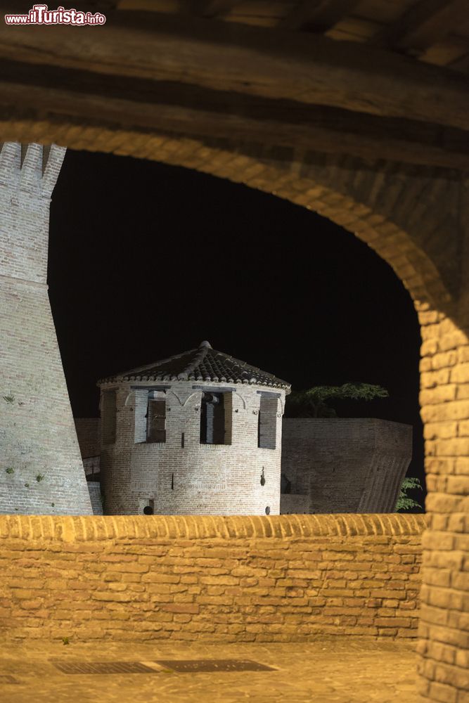 Immagine Mondavio (Pesaro-Urbino): le mura medievali by night. Non avendo mai subito alcun attacco, si trovano in perfetto stato di conservazione.