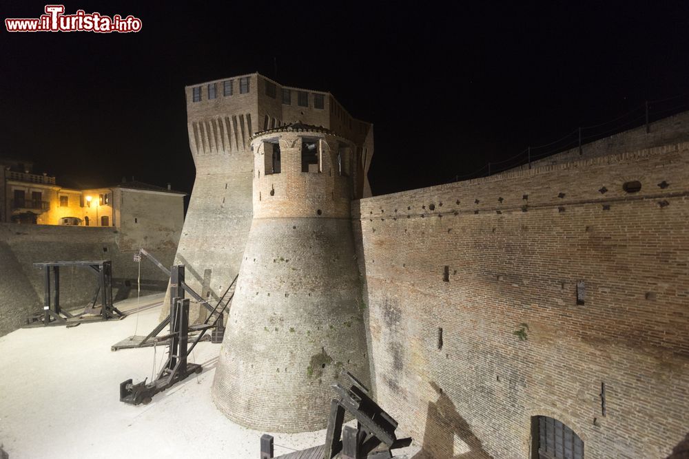 Immagine Mondavio, Pesaro-Urbino: uno scorcio della fortezza cittadina. L'area esterna ospita fedeli ricostruzioni a dimensione reale di catapulte, trabucchi e altre macchine da assedio.