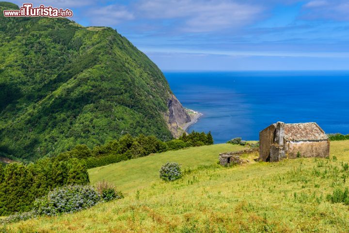 Immagine Montagne e oceano: uno splendido paesaggio sull'isola di Sao Miguel nelle Azzorre (Portogallo) - © 217004875 / Shutterstock.com