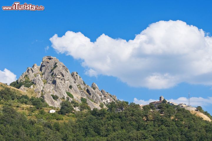 Immagine Le montagne intorno a Pietrapertosa sono costituite in massima parte di arenarie, e per la loro forma aguzza sono state soprannominate come Dolomiti Lucane, una delle attrazioni geologiche della Basilicata - © Mi.Ti. / Shutterstock.com
