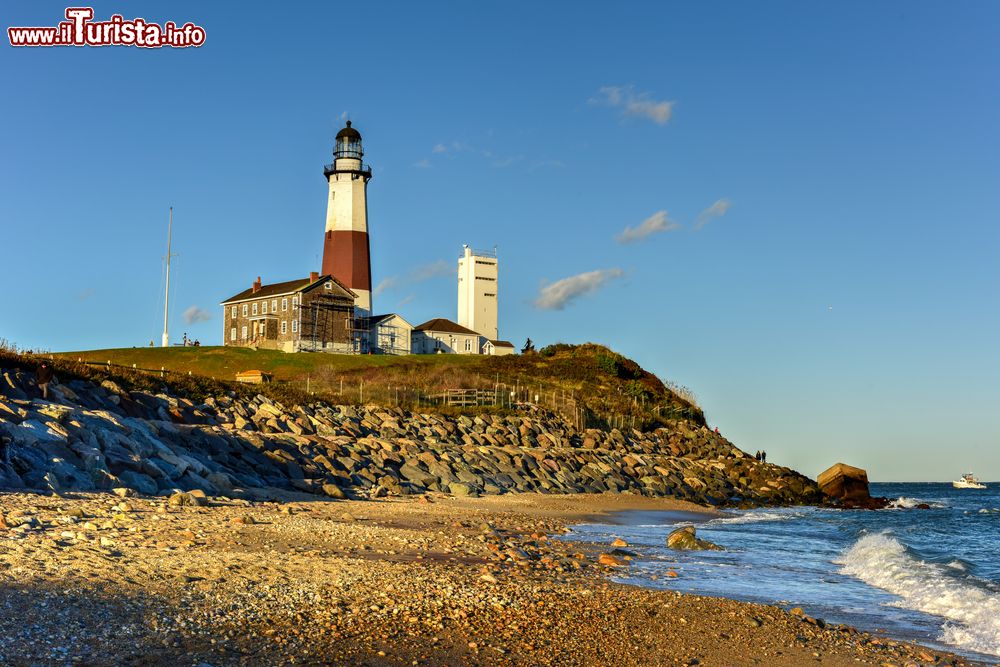 Immagine Il Montauk Point Lighthouse si trova adiacente al Montauk Point State Park, nel punto più orientale di Long Island, nella frazione di Montauk nella Città di East Hampton nel Suffolk County, New York.