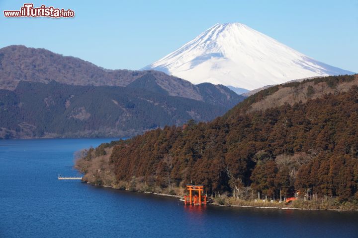 Immagine Veduta del monte Fuji da Hakone, Giappone - Con i suoi 3.776 metri il Fuji è il vulcano più alto di tutto il Giappone caratterizzato per almeno dieci mesi l'anno dalla cima innevata. Per gli shintoisti è una montagna sacra tanto da ritenere doveroso almeno una volta nella vita raggiungerne le pendici in pellegrinaggio. Questa suggestiva immagine ritrae il Fuji, o Fujiyama come è anche chiamato, dalla località di Hakone, cittadina del Giappone situata nell'omonima zona montuosa © Sakarin Sawasdinaka / Shutterstock.com