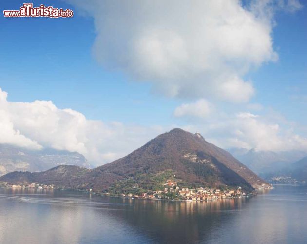 Immagine Monte Isola, Lago d'Iseo, in primavera. Quest'isola, la più grande dei laghi europei, è conosciuta anche come la "Capri del Nord". La si può raggiungere in traghetto sia dalla sponda bresciana che da quella bergamasca. La circolazione è consentita unicamente ai motocicli dei residenti; ci si può spostare tramite biciclette o utilizzando il servizio pubblico degli autobus - © Ssnowball / Shutterstock.com