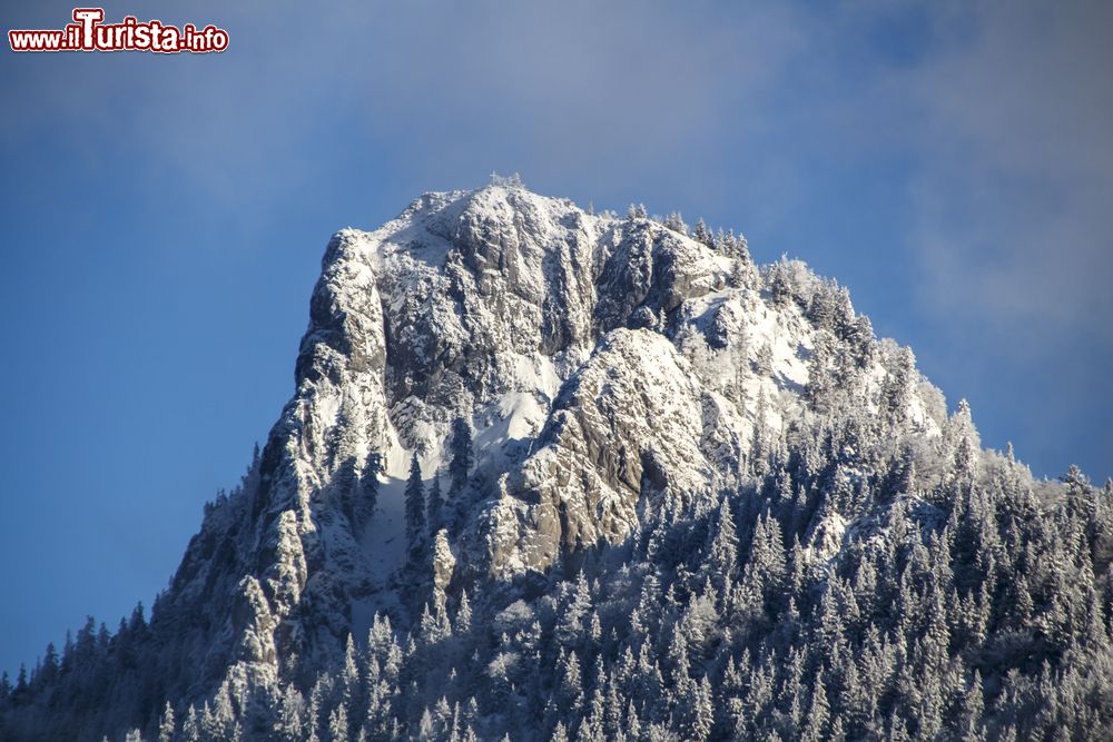 Immagine Il monte Schober innevato, Austria. La montagna ricoperta di neve vista dal lago Fuschl.