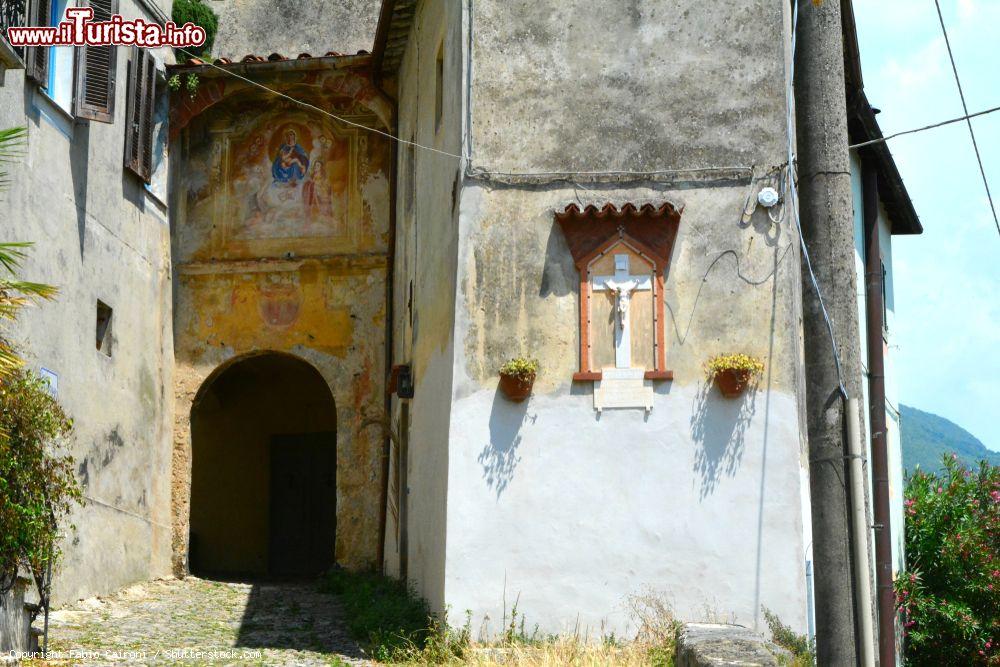 Immagine Monteggiori di  Camaiore in Toscana: un affresco sulla porta d'accesso al piccolo borgo della provincia di Lucca - © Fabio Caironi / Shutterstock.com