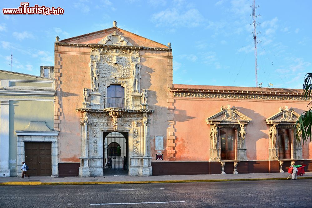 Immagine Montejo's House a Merida, Messico. Si trova sul lato sud di Plaza Grande e risale al 1549. In origine ospitava soldati ma venne poi trasformata in una dimora che servì i componenti della famiglia Montejo sino al 1800. Oggi è sede di una banca e di un museo di arredamenti vittoriani, neo-rococò e neo-rinascimentali. 