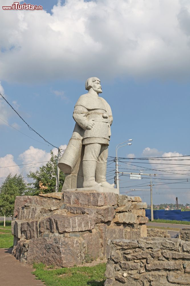 Immagine Monumenato a Emelyan Pugachev, Don Cossack, leader della geurra dei contadini a Saransk, Russia.